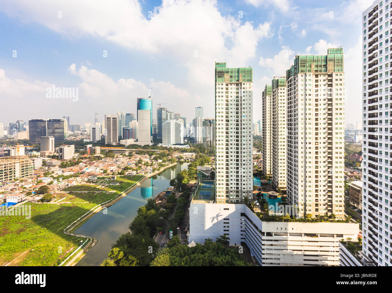 Vue aérienne de grands immeubles à appartements avec le quartier des affaires, en l'arrière-plan à Jakarta sur une journée ensoleillée en Indonésie capitale. Banque D'Images