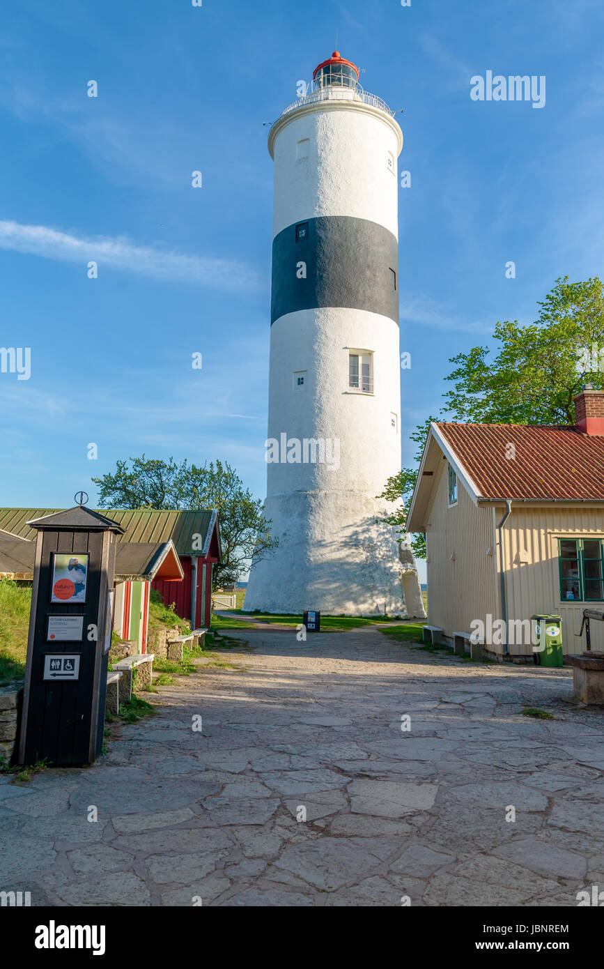Ottenby, Suède - Mai 27, 2017 : l'environnement documentaire. Le phare de Long Jan vue du petit village de calcaire chemin pavé menant towar Banque D'Images