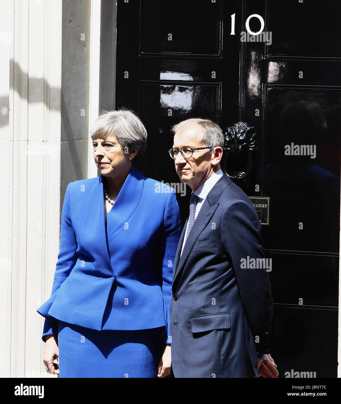 L'Angleterre, Londres, Theresa Mai à Downing Street après l'élection 2017 avec mari Philip mai sur les pas de numéro 10. 09/06/17. Banque D'Images