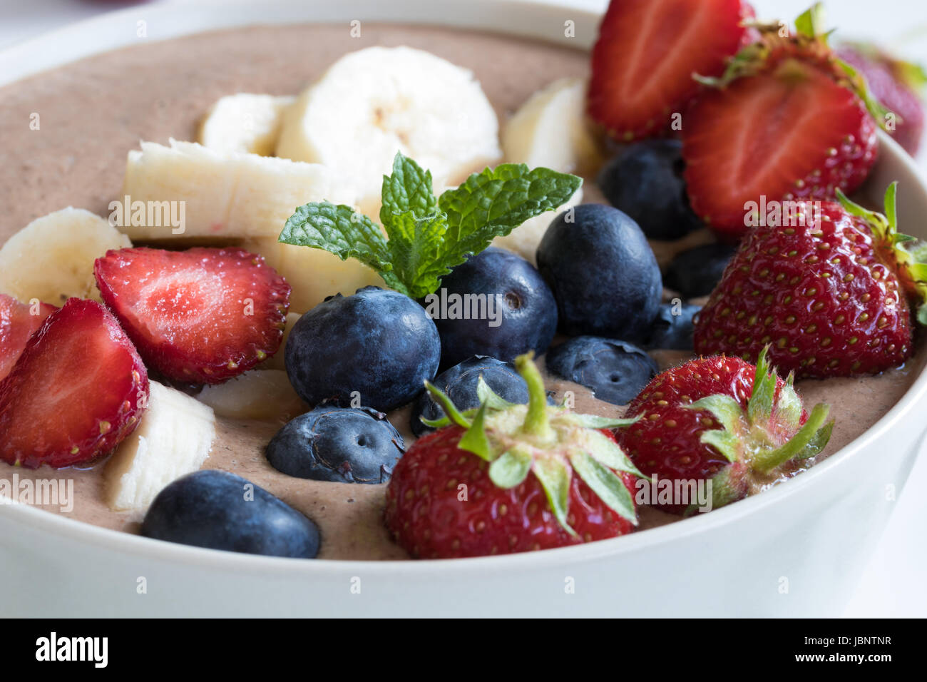 Petit-déjeuner : Petit-déjeuner d'été brut bol de fraises et de bleuets Banque D'Images