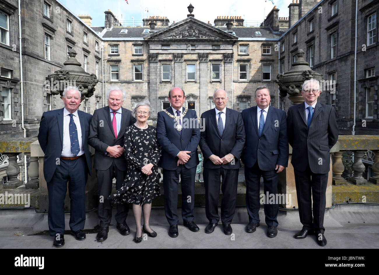 (De gauche à droite) Clarke, Seigneur Éternel Kerr, Lady Hale, Lord Provost Frank Ross, Lord Neuberger, Seigneur Carloway et Lord Reed au City Chambers à Édimbourg, où la Cour suprême est la tenue d'une audience publique, la première fois que la plus haute juridiction du Royaume-Uni a siégé en dehors de Londres. Banque D'Images