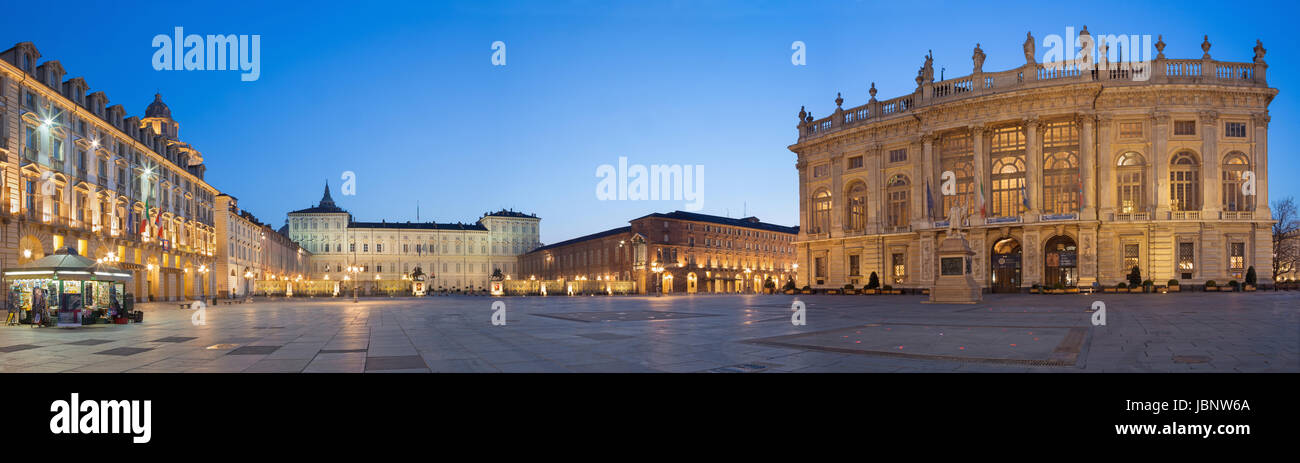 TURIN, ITALIE - 14 mars 2017 : la place Piazza Castello avec le Palazzo Madama et Palazzo Reale au crépuscule. Banque D'Images