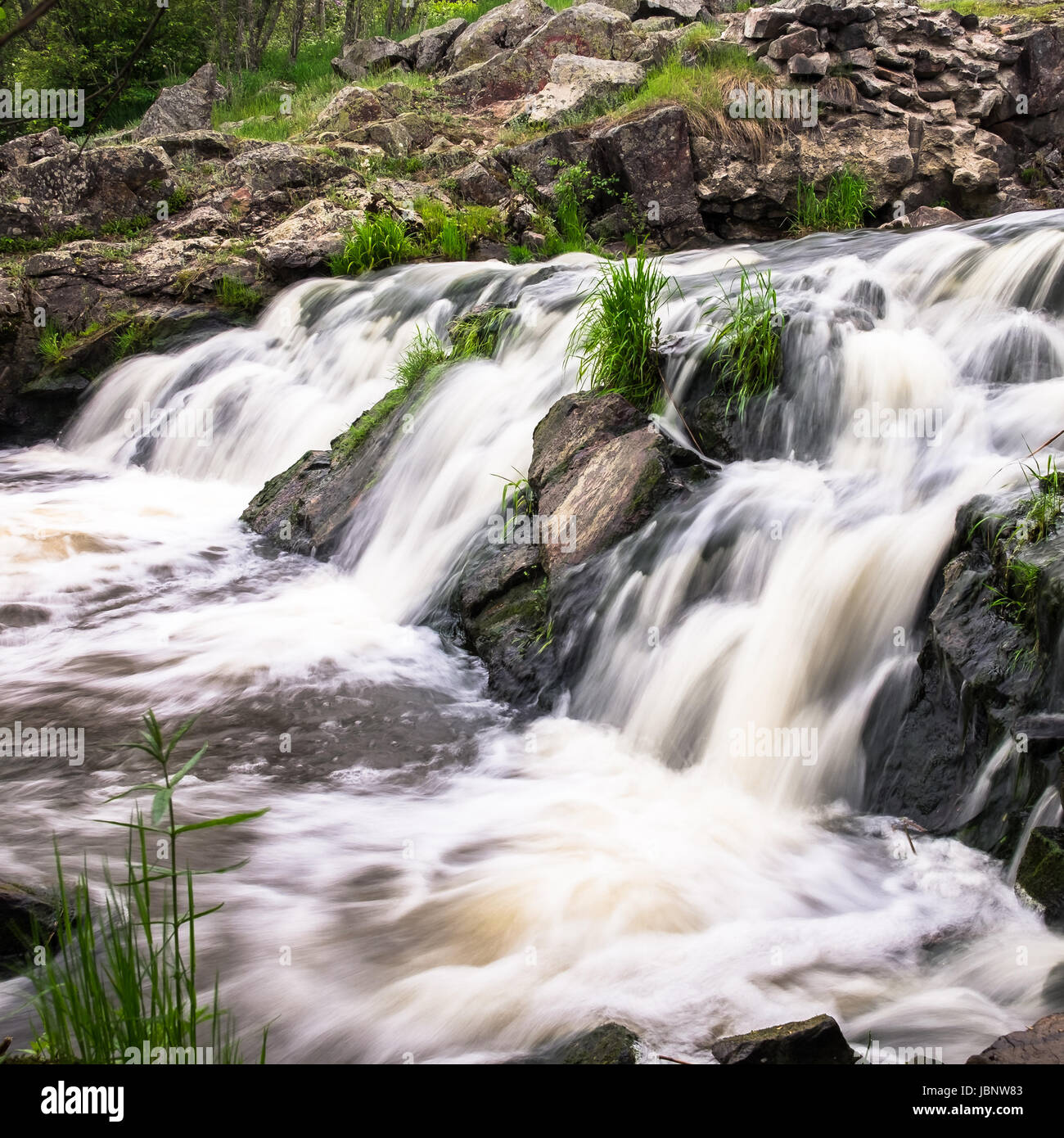 Vue rapprochée de la petite chute d'eau sur la rivière Banque D'Images