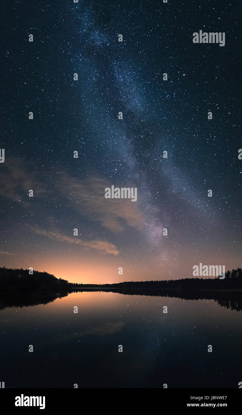 Paysage panoramique avec voie lactée et lac calme en Finlande Banque D'Images