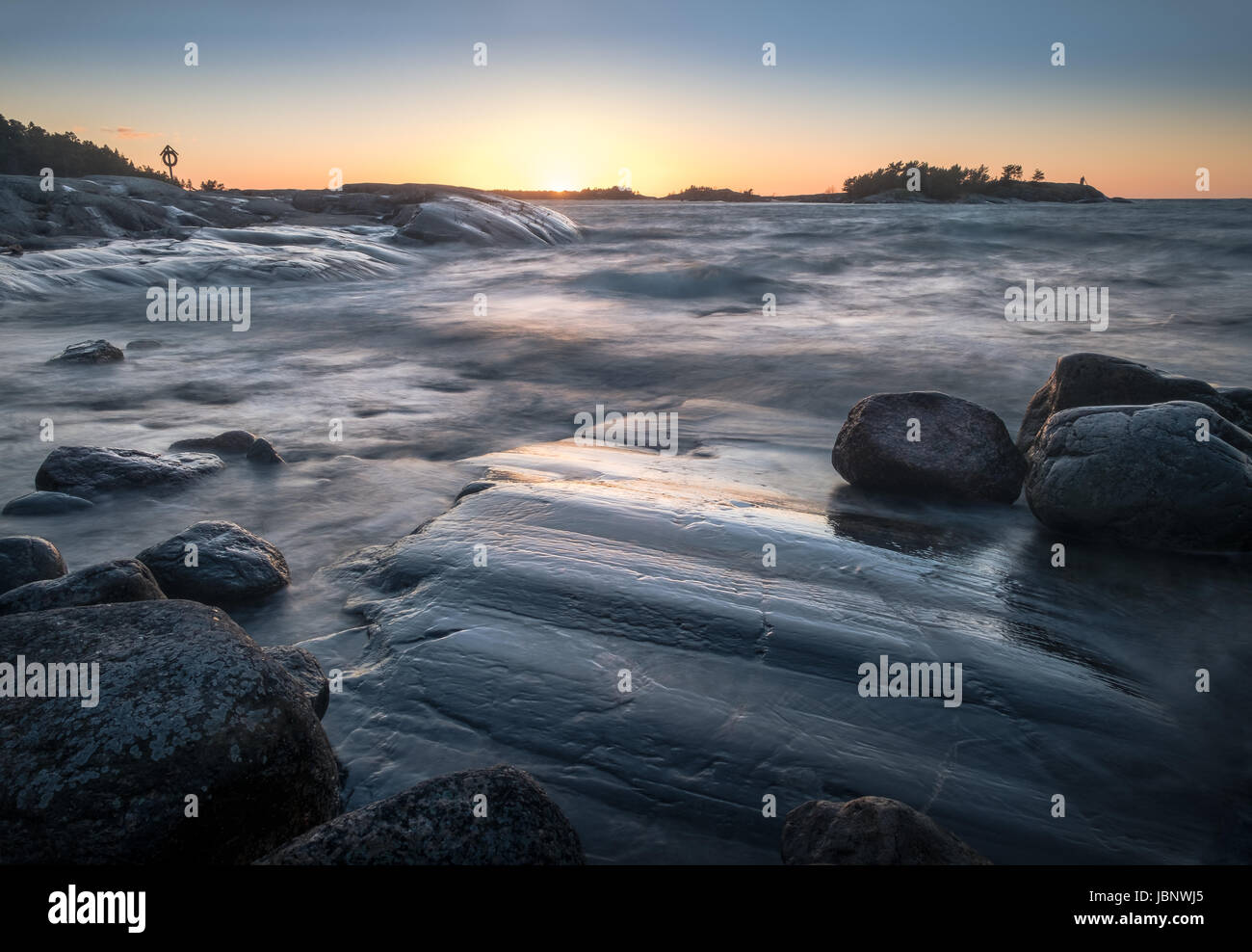 Seascape avec venteux et coucher du soleil à lumière du soir en Côte, Finlande Banque D'Images Seascape avec venteux et coucher du soleil à lumière du soir en Côte, Finlande Banque D'Images
