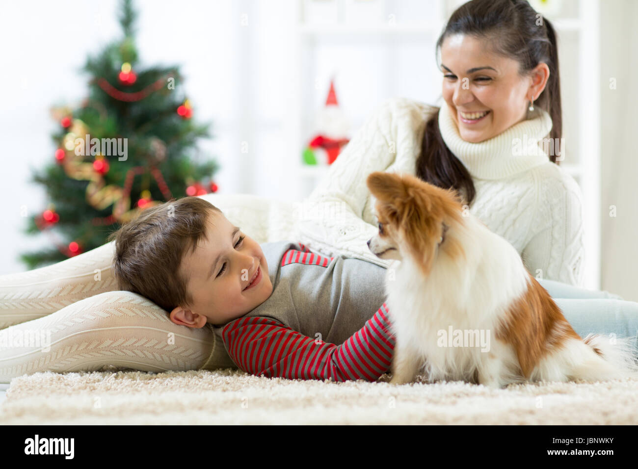 Famille avec le chien à l'arbre de Noël Banque D'Images
