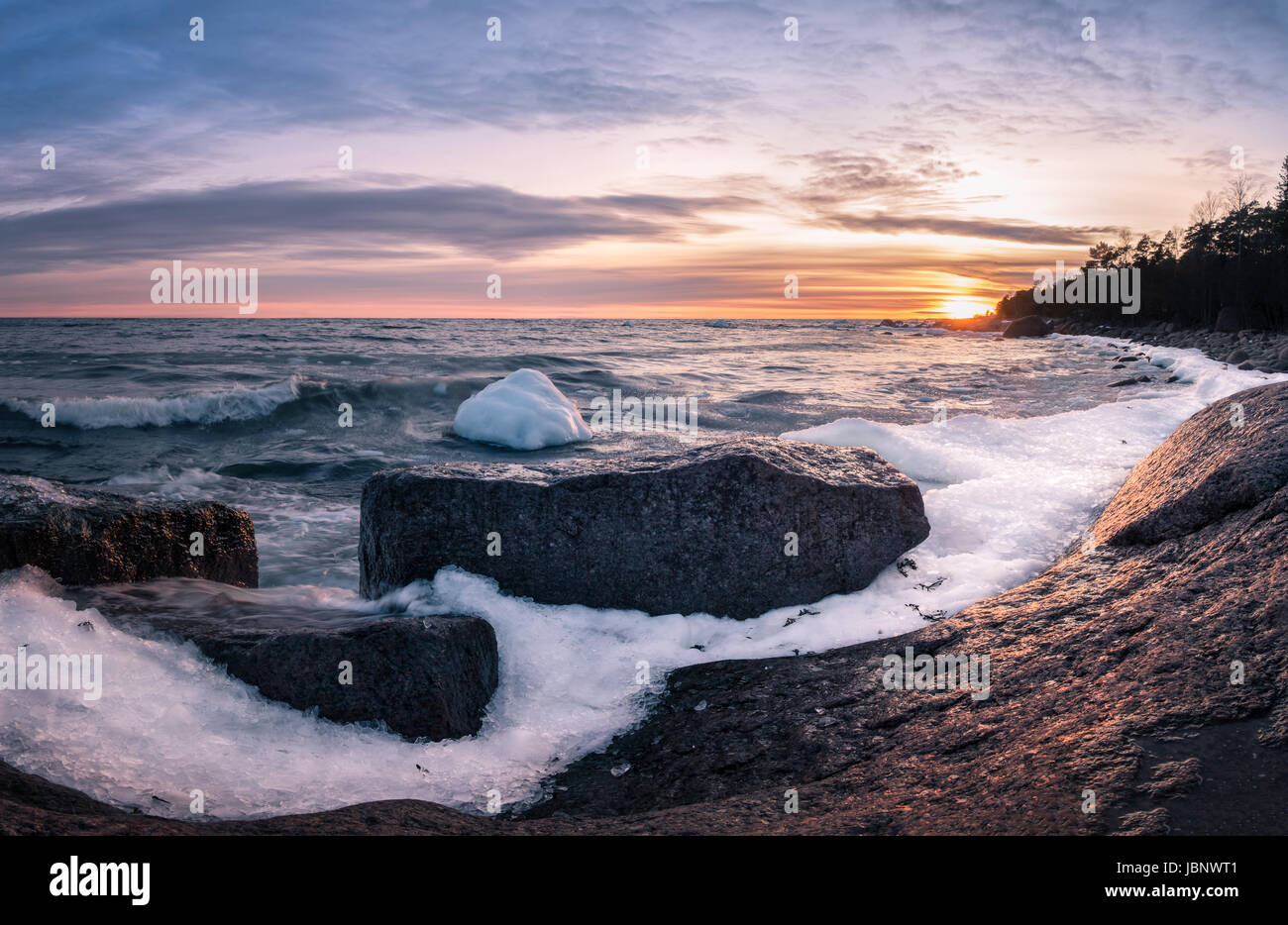 Paysage panoramique avec vue sur la mer et le coucher à l'heure d'hiver Banque D'Images Paysage panoramique avec vue sur la mer et le coucher à l'heure d'hiver Banque D'Images