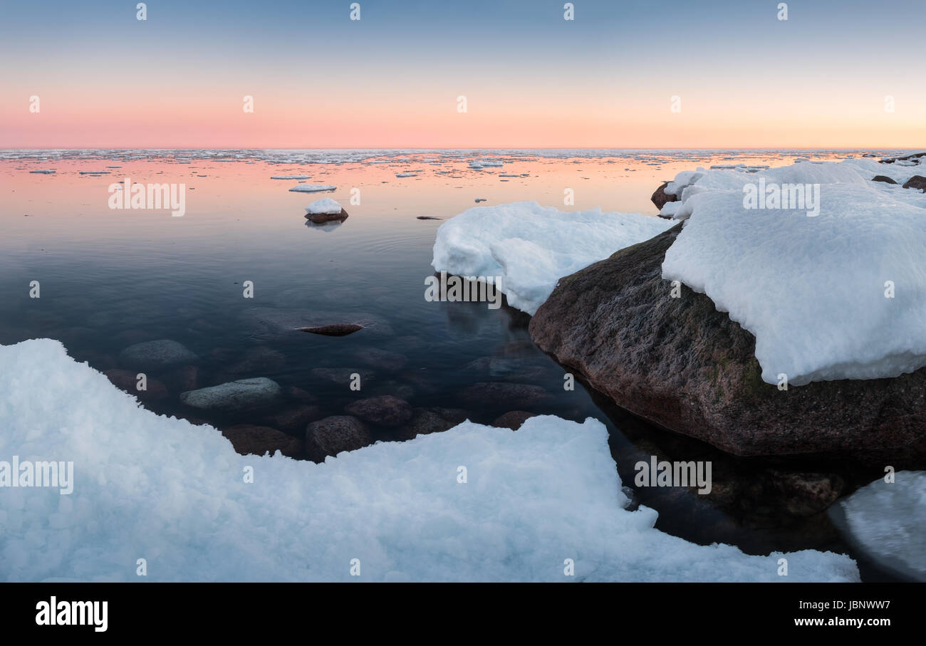 Paysage panoramique avec vue sur la mer et le coucher à l'heure d'hiver Banque D'Images