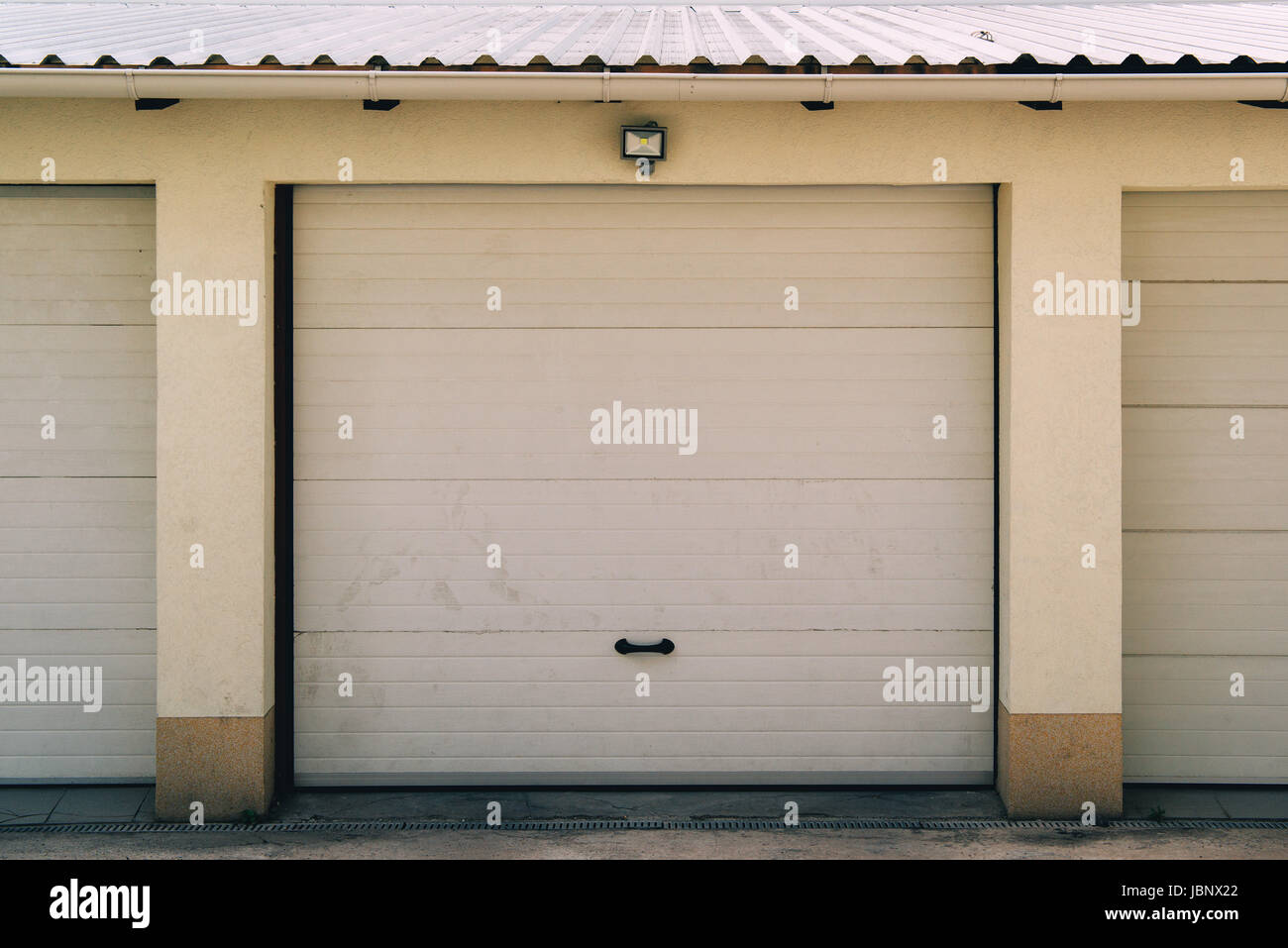 Garage privé fermé la porte d'entrée comme copy space Photo Stock - Alamy
