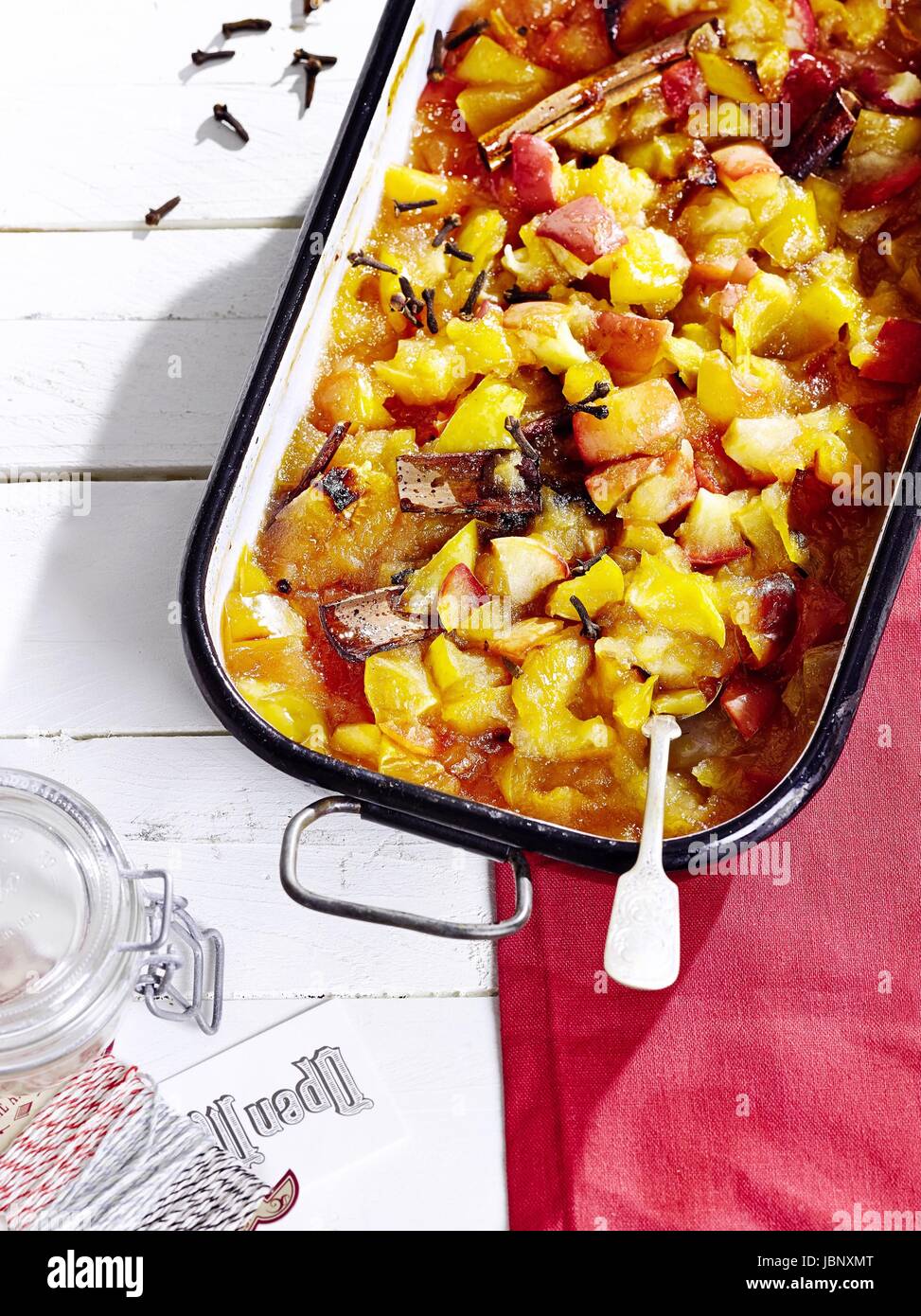 Compote de pommes sur flummery Banque D'Images