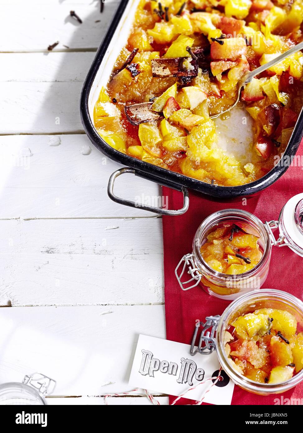 Compote de pommes sur flummery Banque D'Images