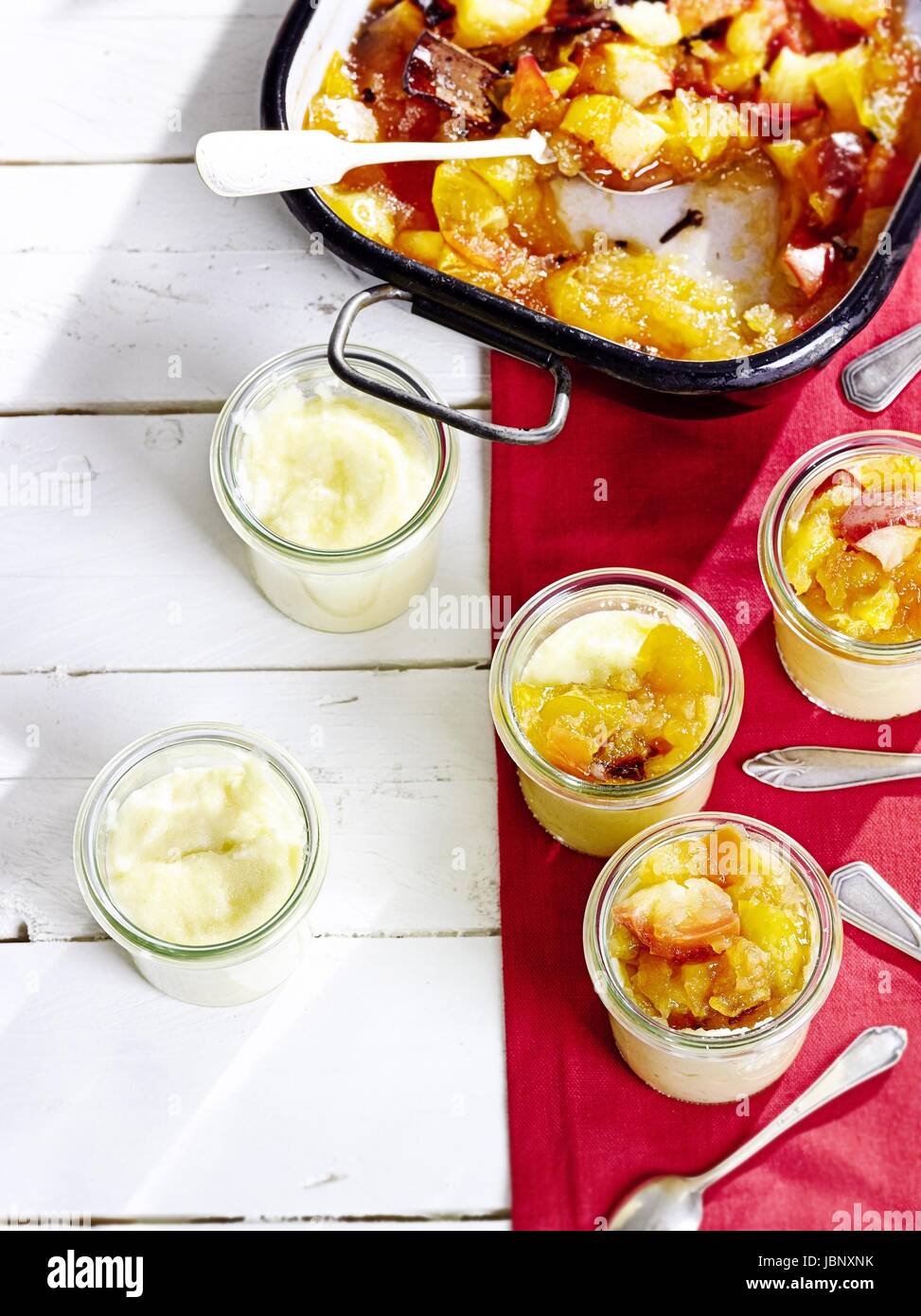 Compote de pommes sur flummery Banque D'Images