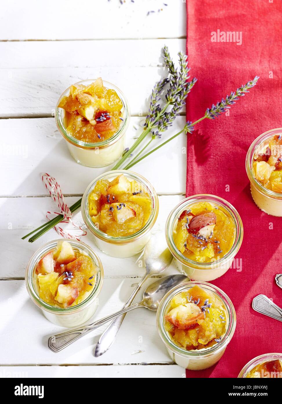 La semoule avec flummery tipsy lavender Banque D'Images