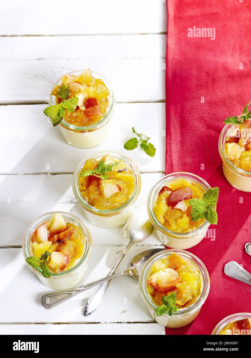 La semoule avec flummery tipsy lavender Banque D'Images