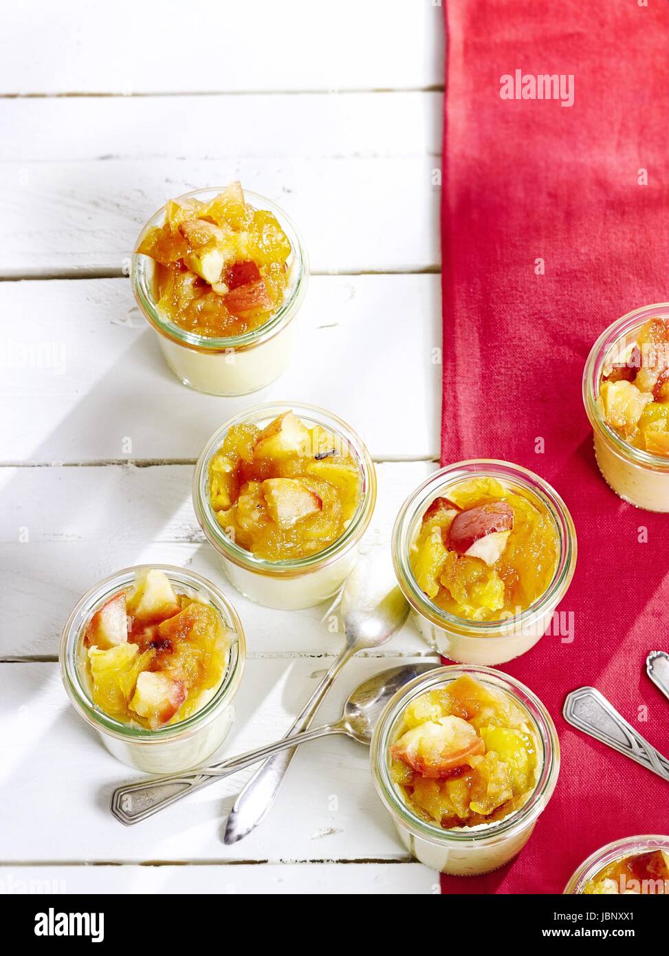 La semoule avec flummery tipsy lavender Banque D'Images