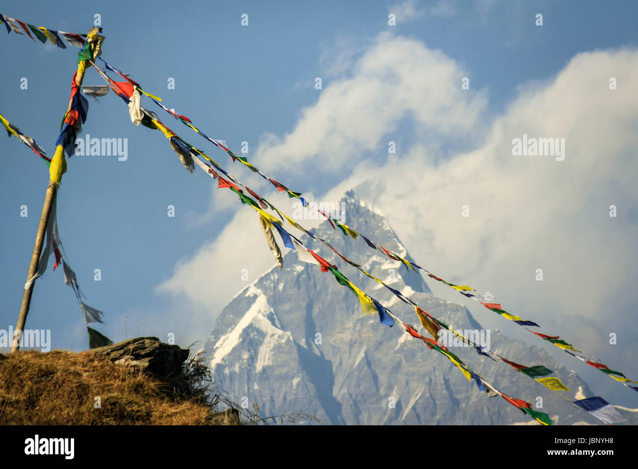Paysage himalayen méditative avec pointe en y connu aussi sous le nom de mont Machhapuchhre dans l'Himalaya avec drapeaux de prière Tibetains voltigeant dans le vent Banque D'Images Paysage himalayen méditative avec pointe en y connu aussi sous le nom de mont Machhapuchhre dans l'Himalaya avec drapeaux de prière Tibetains voltigeant dans le vent Banque D'Images