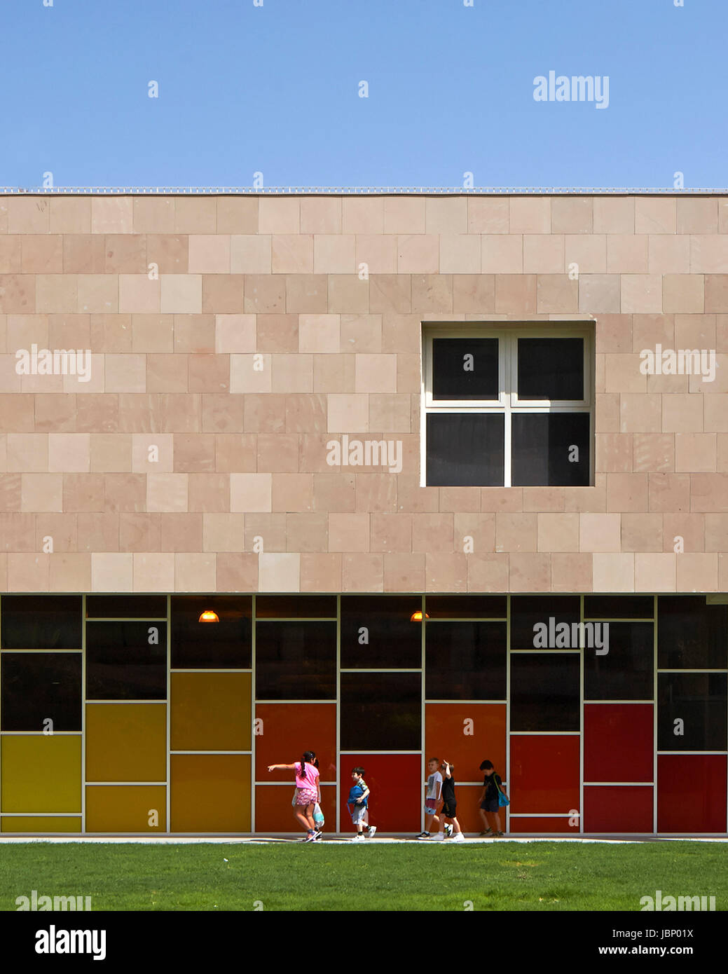 Vue extérieure vers la salle de sport. Victory Heights l'école primaire, Dubaï, Emirats Arabes Unis. Architecte : R +D Studio , 2016. Banque D'Images
