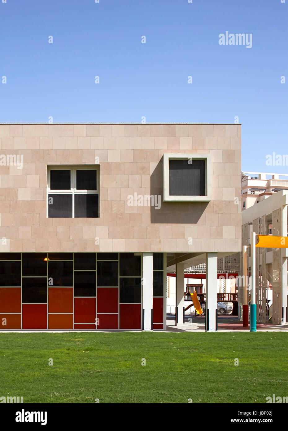 Vue extérieure. Victory Heights l'école primaire, Dubaï, Emirats Arabes Unis. Architecte : R +D Studio , 2016. Banque D'Images