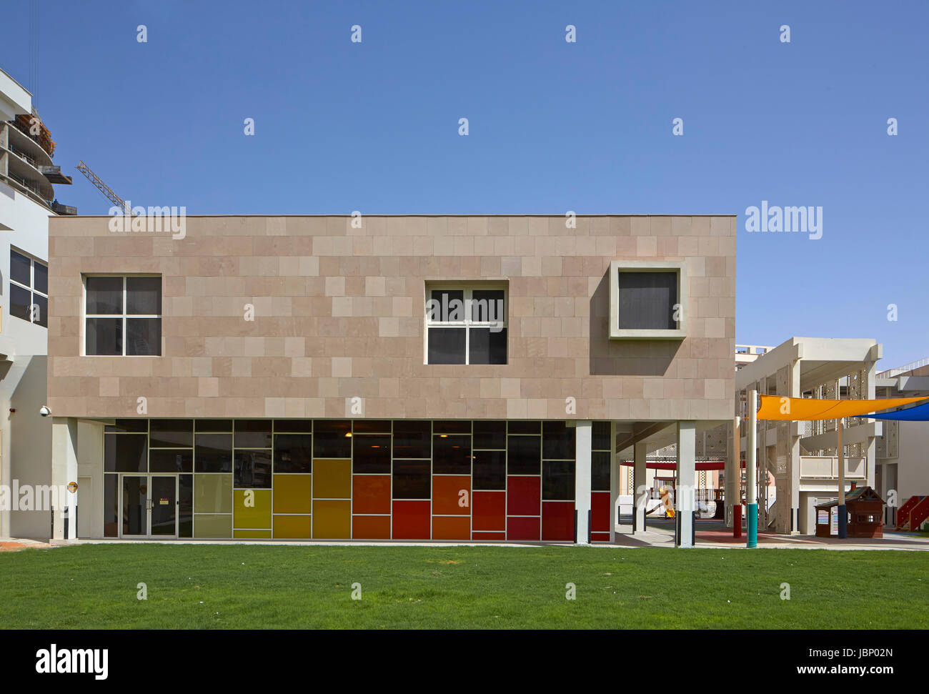 Vue extérieure de la salle de sport. Victory Heights l'école primaire, Dubaï, Emirats Arabes Unis. Architecte : R +D Studio , 2016. Banque D'Images