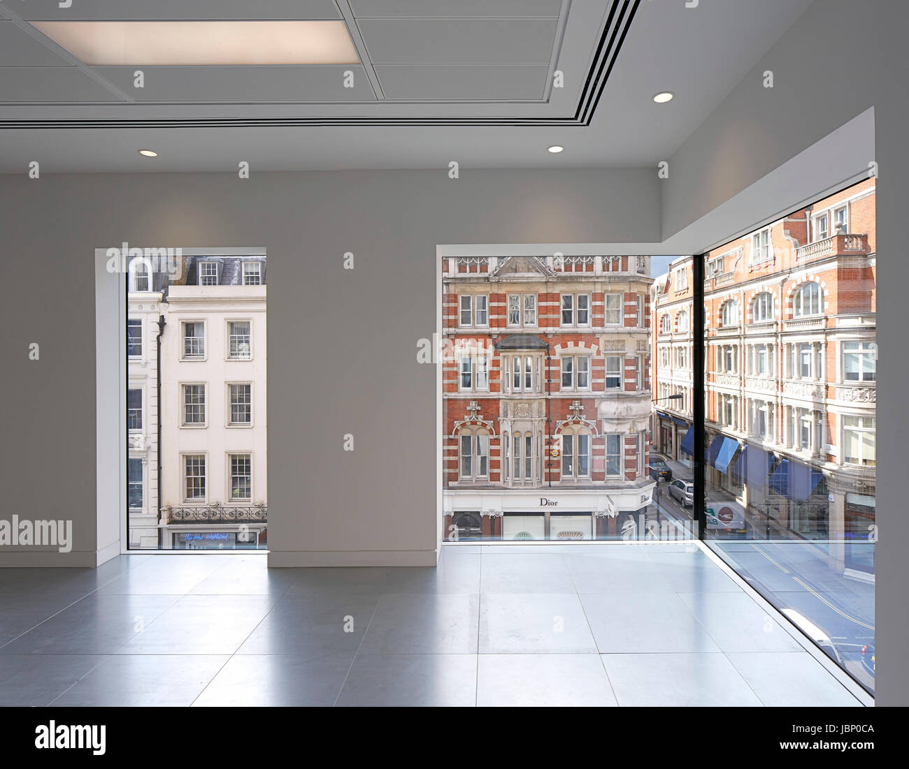 Plaque de sol typique. 24 Saville Row, Londres, Royaume-Uni. Architecte : EPR Architects Limited, 2017. Banque D'Images