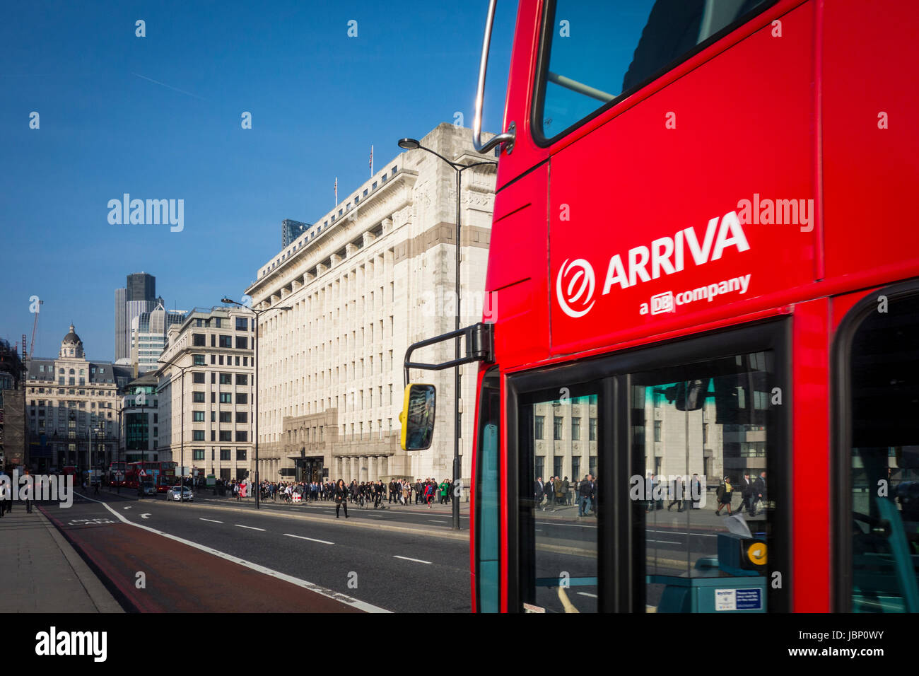 London bus rouge arriva sur le pont de Londres, UK Banque D'Images