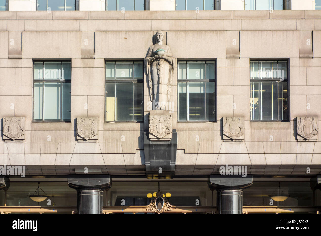 Des détails architecturaux de l'art déco et d'inspiration égyptienne Adelaide House par Sir John Burnett et Thomas S. Tait, Ville de London, UK Banque D'Images