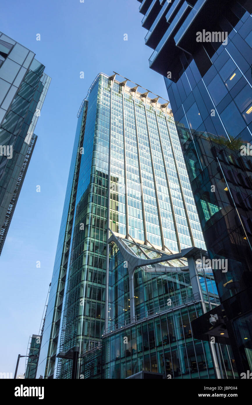 Regarde les immeubles de grande hauteur, des gratte-ciel et tours sur Ropemaker Street, City of London, UK Banque D'Images