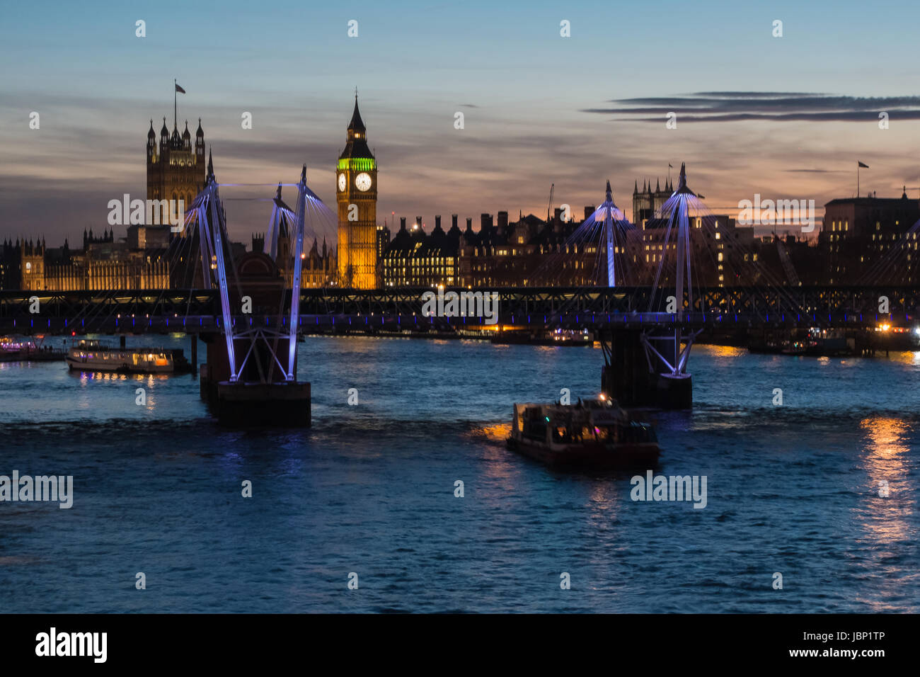 Vue des bâtiments et des ponts se dressent les Maisons du Parlement, Whitehall et bateaux de rivière sur la rivière Thames, au coucher du soleil Banque D'Images