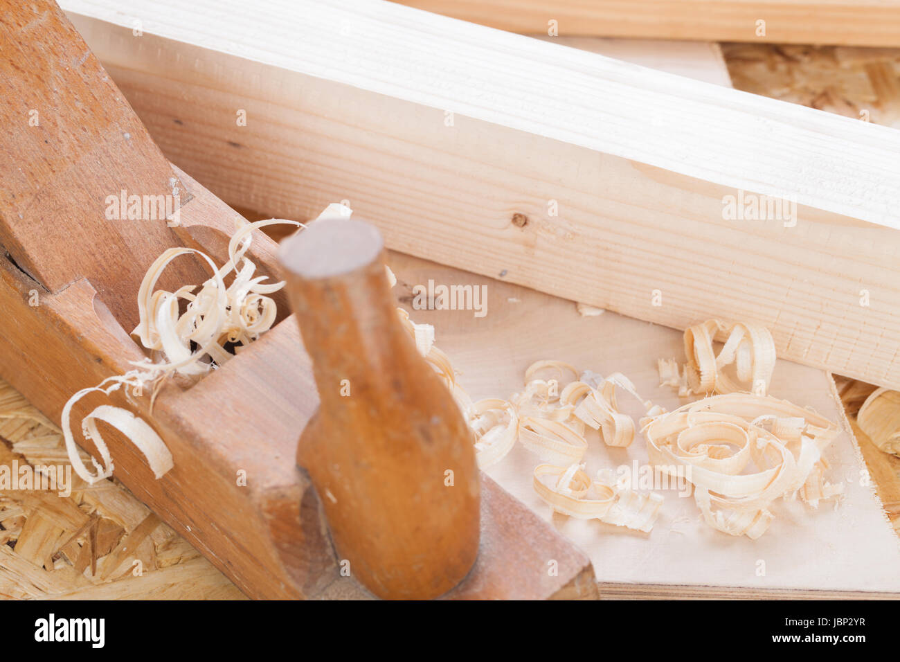 Hobel mit Holz Spänen in einer Schreinerei bei der Holzbearbeitung Nahaufnahme en détail Banque D'Images