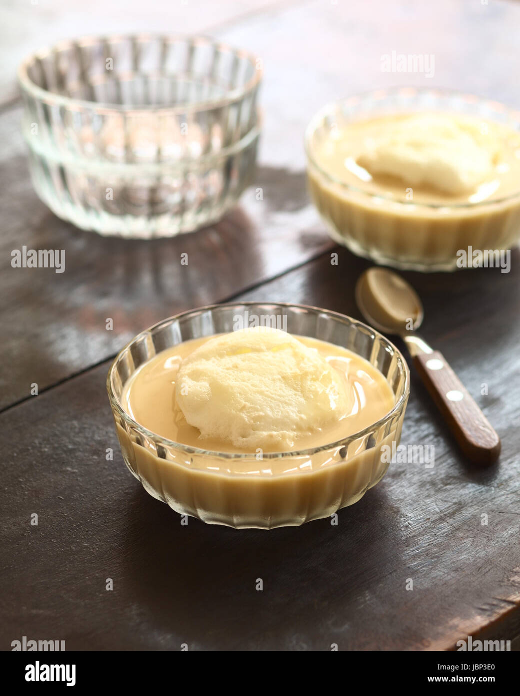 L'Île flottante, un dessert européen d'origine française appelée Oeufs a la neige en français, en hongrois (Madartej Lait d'oiseau). La crème vanille est faite de jaune d'oeuf, le lait, le sucre et la vanille, la meringue blanche sur le dessus est fait de blanc d'oeuf fouetté cuit. (Selective Focus Focus, un tiers dans l'œuf de mousse blanche) Banque D'Images