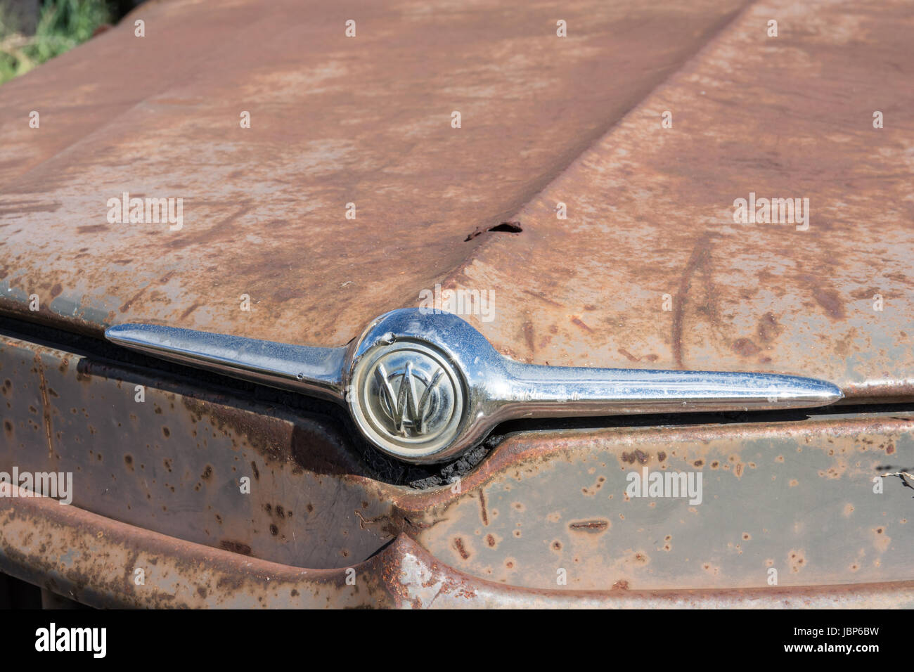 Un vieux camion Jeep Willys insigne de capot. Banque D'Images