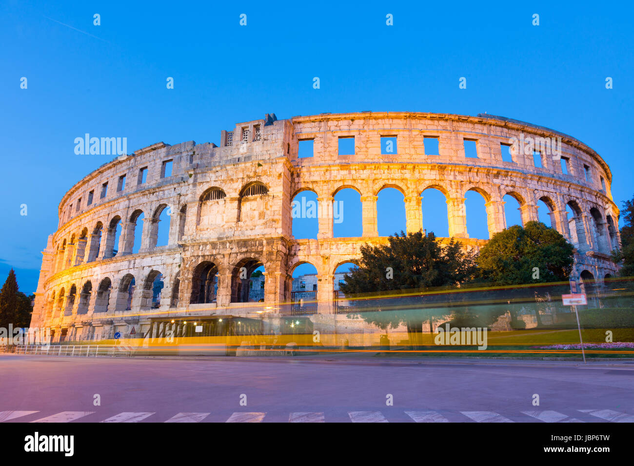 L'amphithéâtre romain de Pula, Croatie tourné au crépuscule. Il a été construit en 27 68 AD et