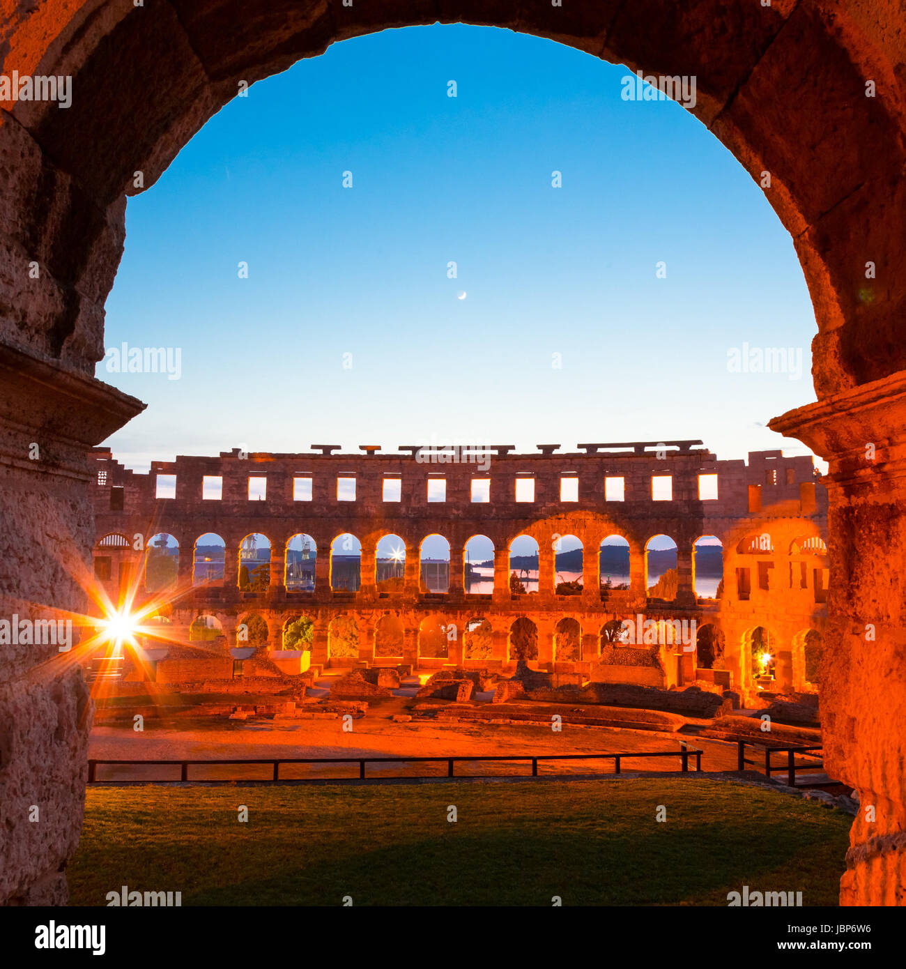 L'amphithéâtre romain de Pula, Croatie tourné au crépuscule. Il a été construit en 27 68 AD et