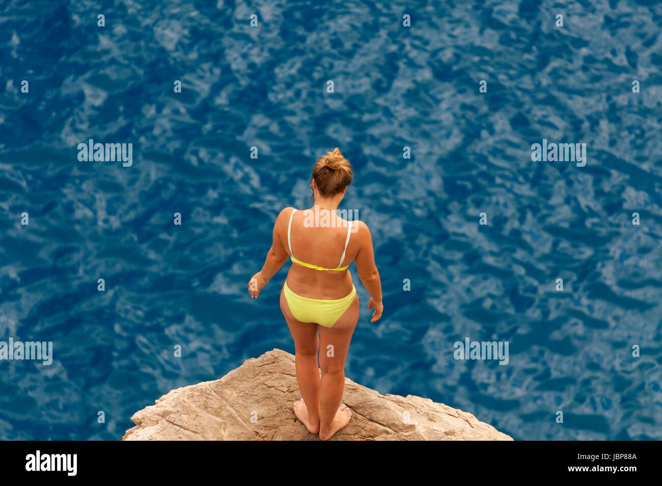 Girl in bikini prépare à plonger dans la mer, Dubrovnik Banque D'Images