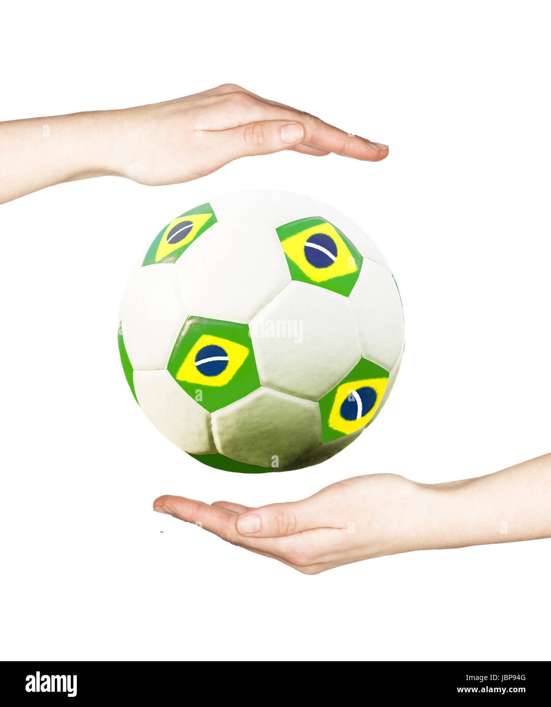 Hands holding soccer ball avec les couleurs du drapeau du Brésil Banque D'Images