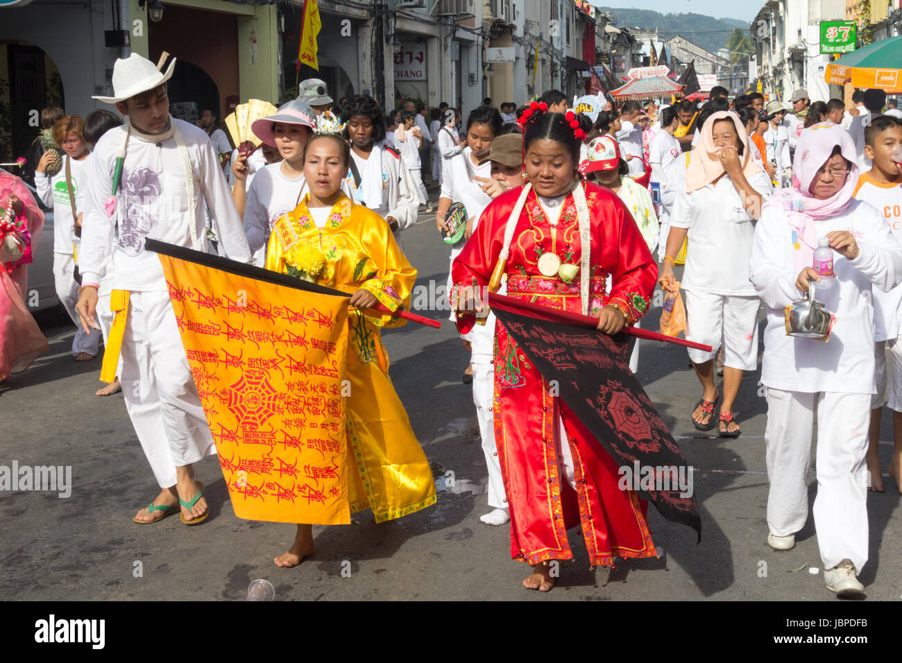 Deux femmes médiums dans un défilé pendant les neuf dieux empereur festival (festival végétarien) à Phuket, Thaïlande Banque D'Images