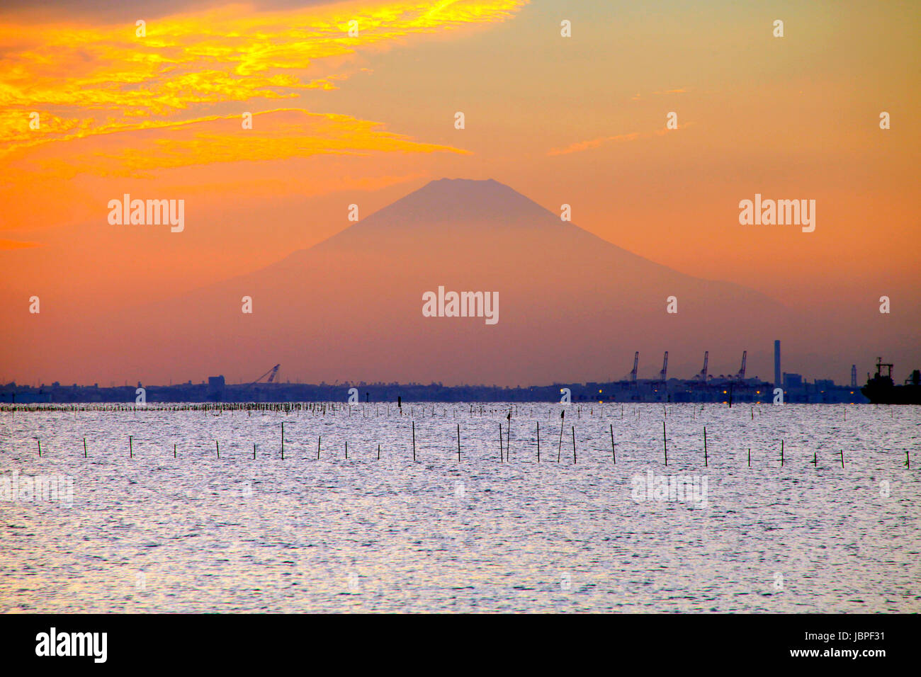 Scène en soirée sur le Mont Fuji et la baie de Tokyo vue depuis le Japon Chiba Kisarazu Banque D'Images