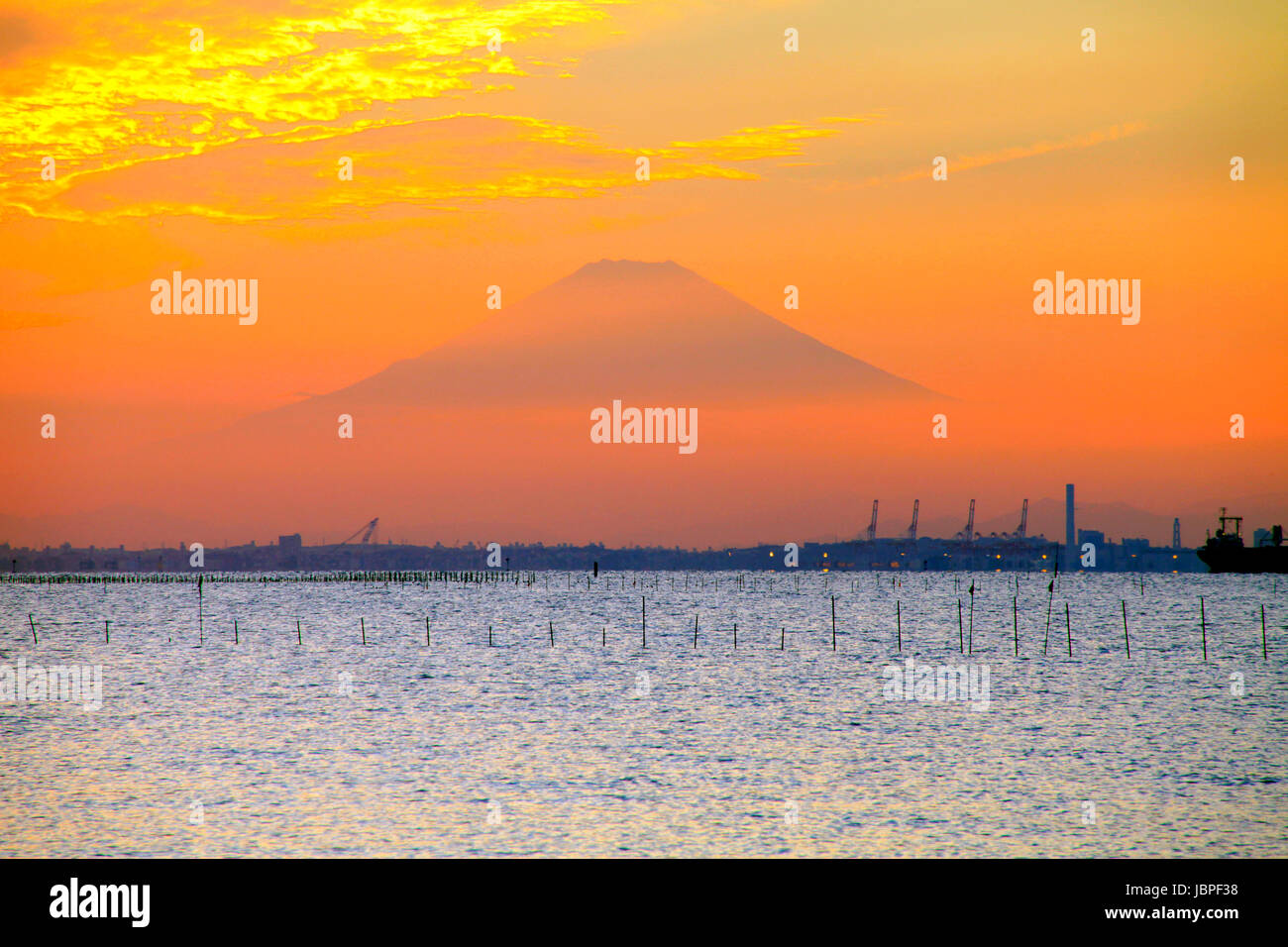 Scène en soirée sur le Mont Fuji et la baie de Tokyo vue depuis le Japon Chiba Kisarazu Banque D'Images