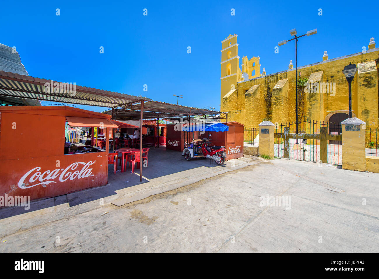 Bar dans le marché central avec l'Église Nuestra Señora de la Natividad en arrière-plan, à Acanceh, l'état du Yucatan, Mexique Banque D'Images