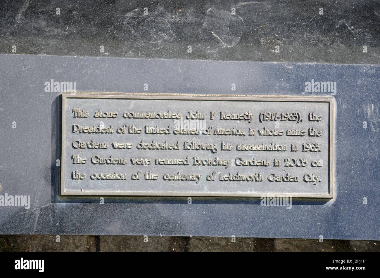 Plaque sur pierre dans les jardins de Broadway, Letchworth Garden City, Hertfordshire, commémorant John F Kennedy, le président américain, qui a été assassiné en 1963 Banque D'Images