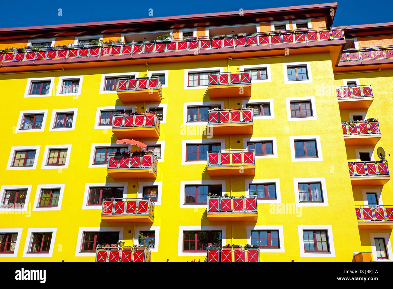 Bâtiment jaune avec balcons rouge Banque D'Images