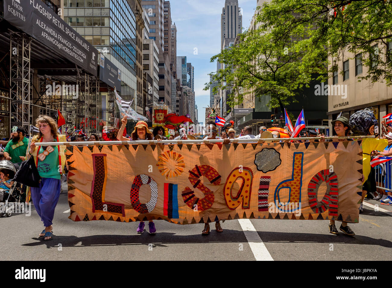 New York, États-Unis. 11 Juin, 2017. Le National Day Parade Portoricaine (NPRDP) est la plus importante manifestation de fierté culturelle de la nation. Maintenant dans sa 60e année, le défilé a lieu le 11 juin 2017 ; à partir de la 44e Rue à la 79e rue le long de la Cinquième Avenue à Manhattan, en l'honneur des 3,5 millions d'habitants de Porto Rico et plus de 5 millions de personnes résidant aux États-Unis. Crédit : Erik McGregor/Pacific Press/Alamy Live News Banque D'Images