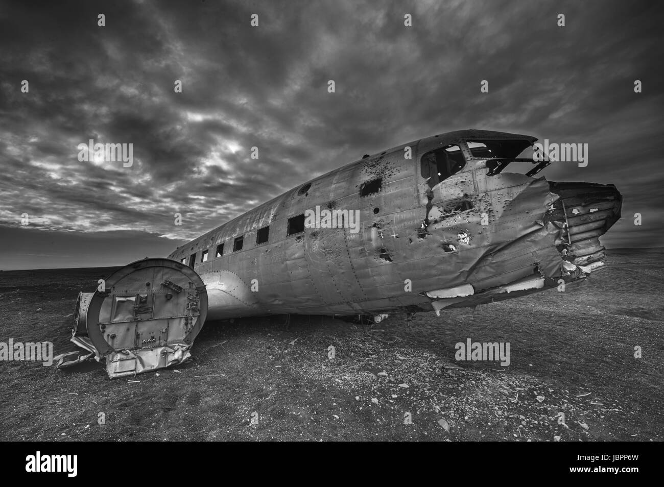 L'épave d'un avion militaire américain s'est écrasé dans le milieu de la nulle part. L'avion a manqué de carburant et s'est écrasé dans un désert non loin de Vik, le sud de l'Islande en 1973. L'équipage ont survécu. C'est un célèbre site de visiter de nos jours, mais difficile à trouver. Banque D'Images