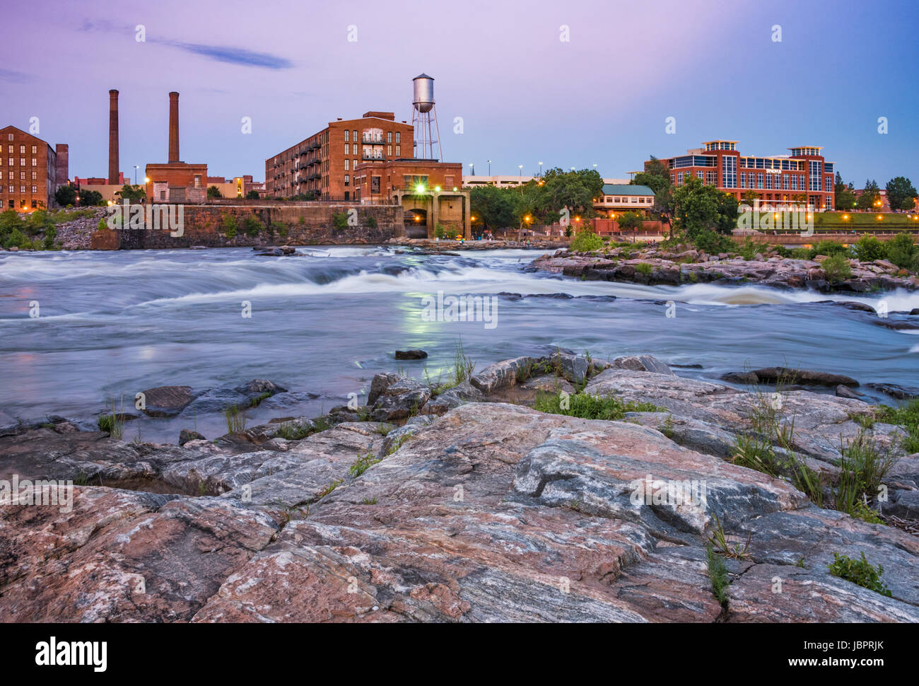 Belle vue front de mer du centre-ville de Columbus, Géorgie sur la rivière Chattahoochee au crépuscule de la rive rocheuse de Phenix City, Alabama. (USA) Banque D'Images