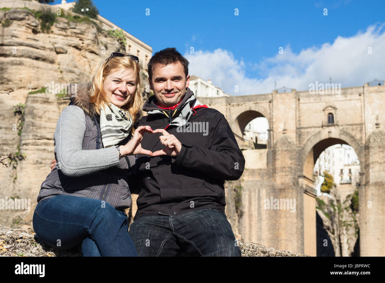 Portrait de couple in love bénéficiant d'automne ensoleillée journée à Ronda, Andalousie, espagne. Banque D'Images