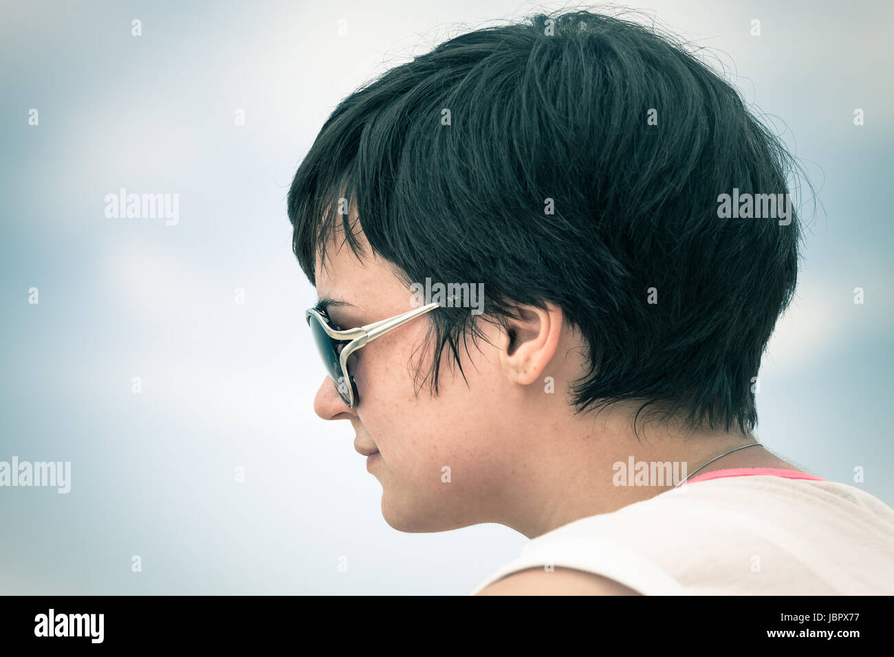 Profil de la jeune femme en face de lunettes de ciel. Banque D'Images