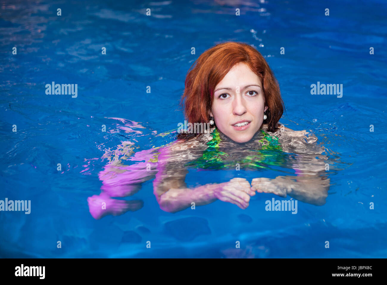 Femme dans le bien-être et spa piscine. Banque D'Images