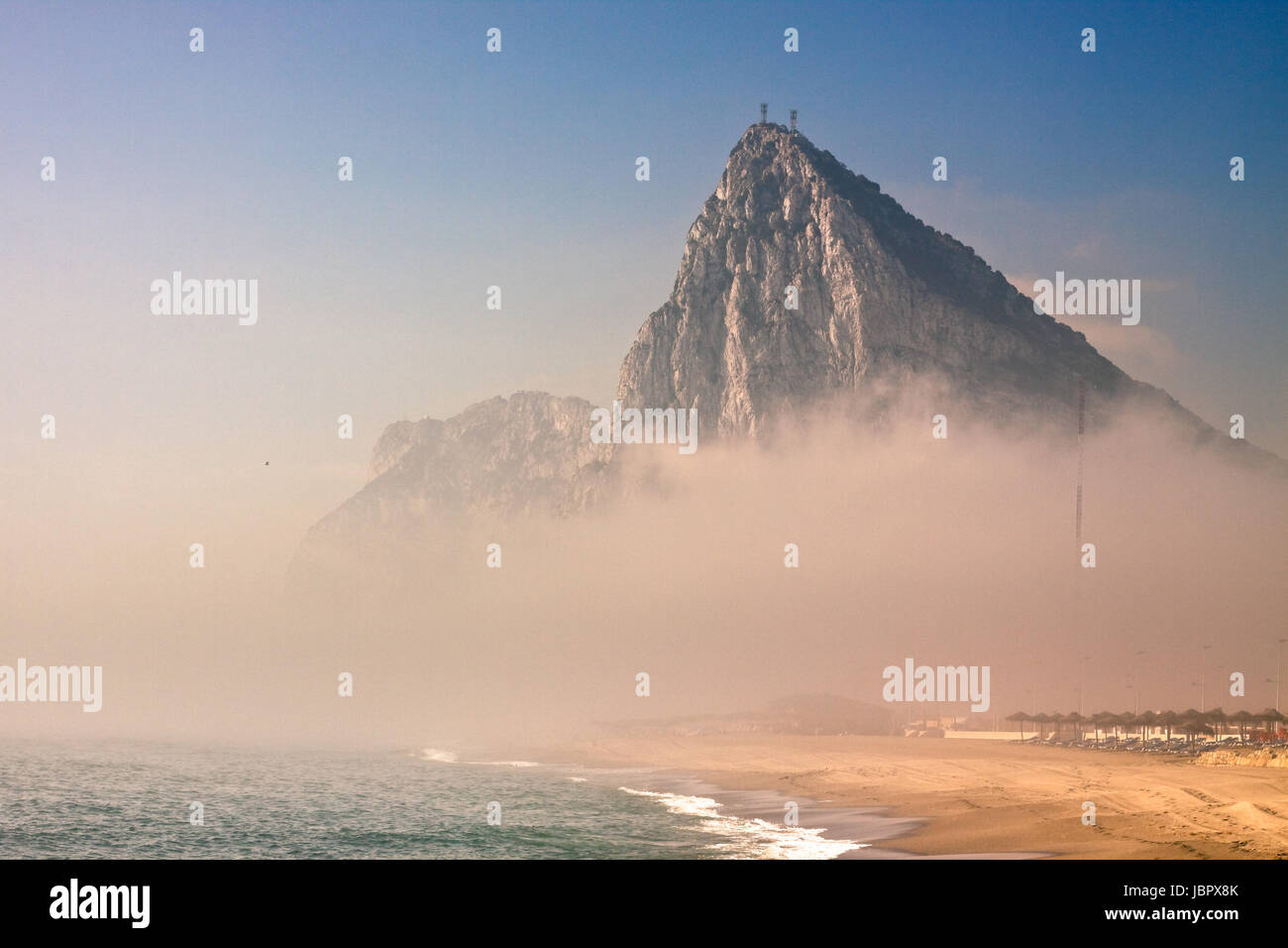 Le rocher de Gibraltar, belle plage et le rocher de Gibraltar dans le Matin brumeux. Banque D'Images