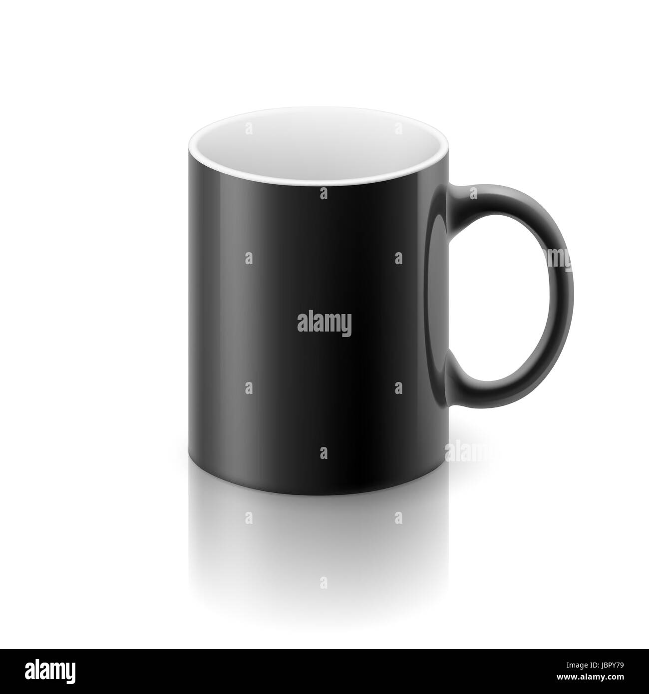 Mug noir brillant sur le fond blanc. Banque D'Images