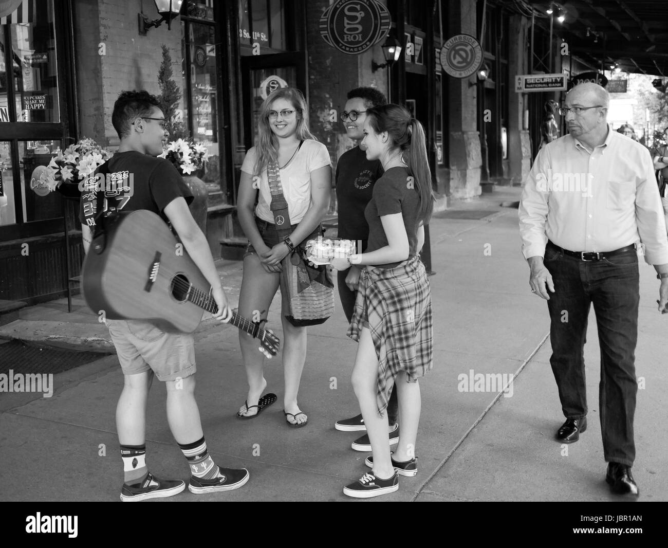 Musicien de rue et les jeunes femmes, Vieux Marché, Omaha, Nebraksa. Banque D'Images